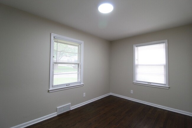 Building Photo - 3 Bedroom 1 Bath House In Mission Kansas