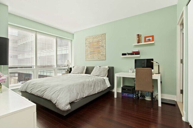 Building Photo - 350 W 42nd St