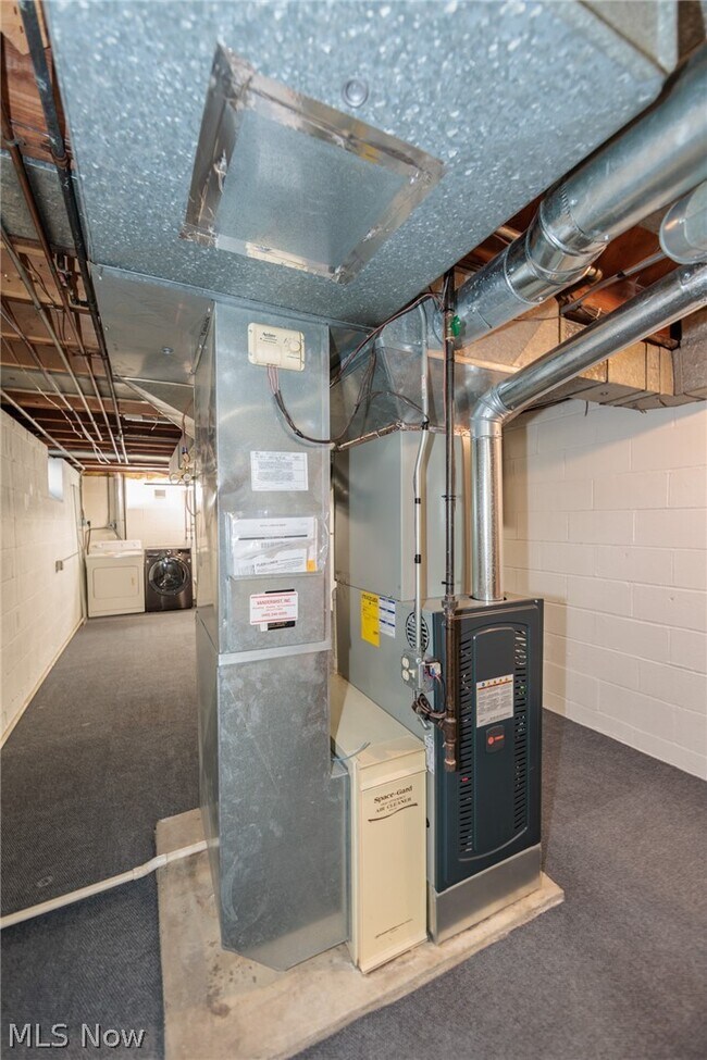 Building Photo - 23915 Glenhill Dr