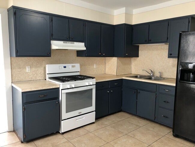 Building Photo - Great Home! Spacious and Updated! Wood Flooring! New Window! Eat-in-Kitchen! Yard!