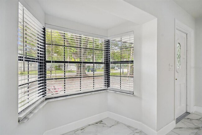 Building Photo - 4910 N Darby Ave