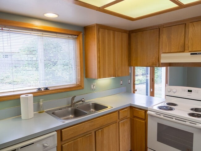 Building Photo - great location, new exterior and interior painting