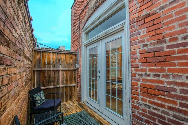 Building Photo - 612 Center St