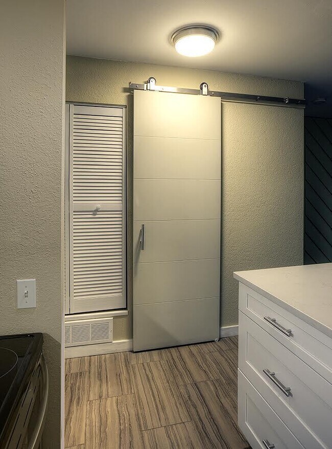 Building Photo - 2 Bed 1 Bath Top Floor Corner Unit Condo