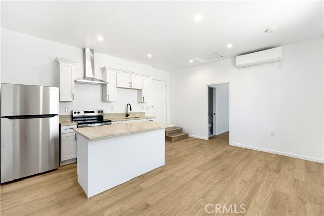 Building Photo - 1375 N Mentor Ave