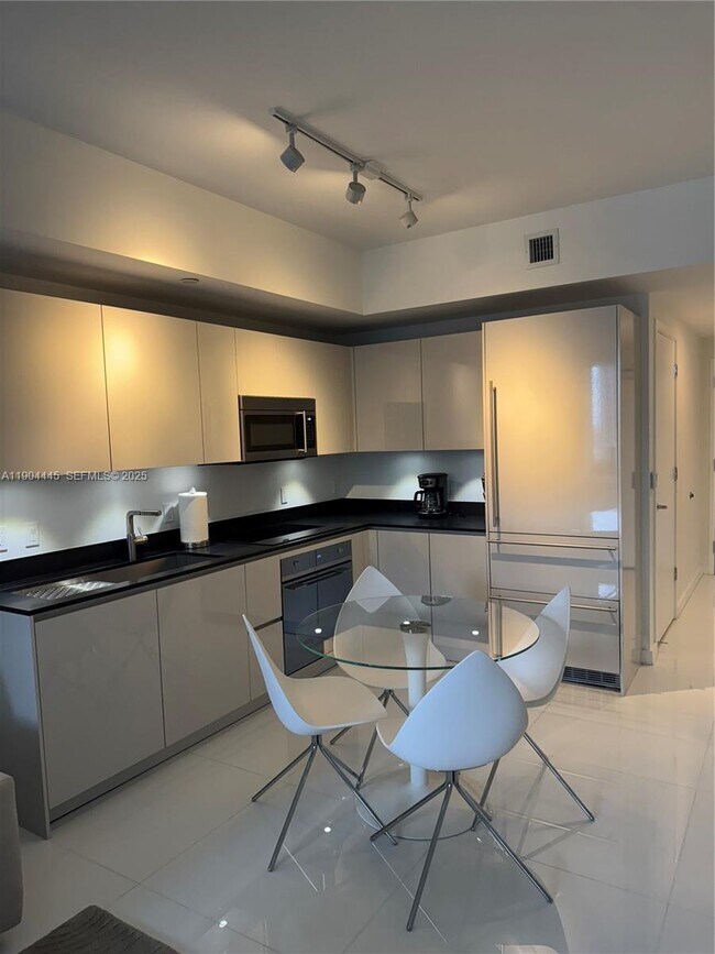 Building Photo - 1010 Brickell Ave