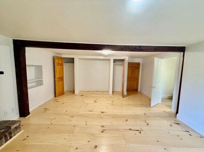 Building Photo - 473 Maple St