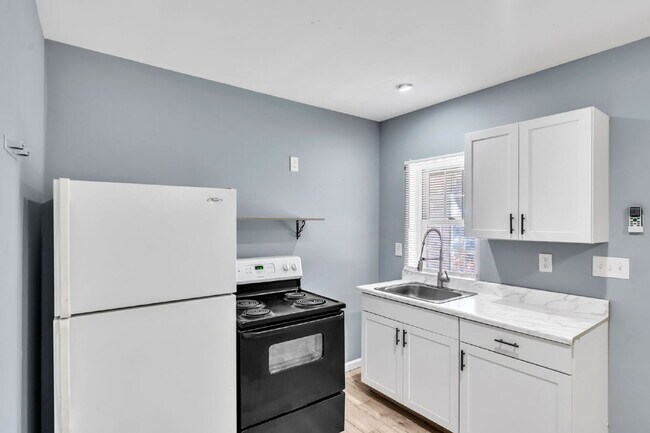 Building Photo - 1BR/1BA Triplex apartment home, move-in ready near downtown Spartanburg.... $750/mo**