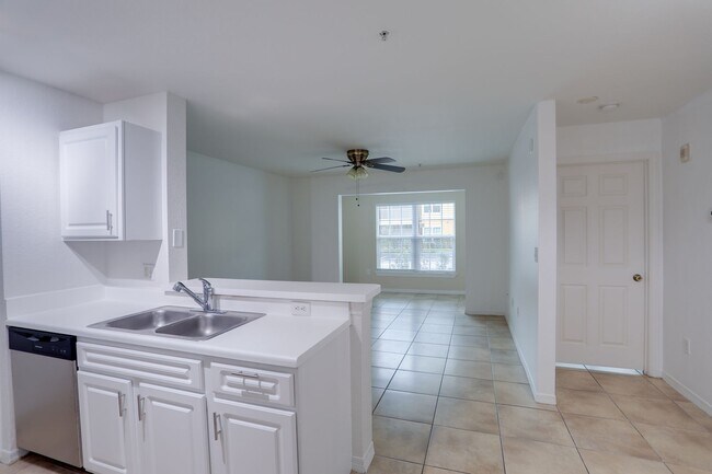Building Photo - 5455 Vineland Rd
