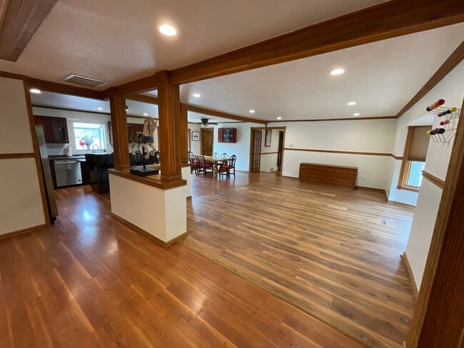 Building Photo - Spacious Single Level Ranch Style 4 Bed 2 ...