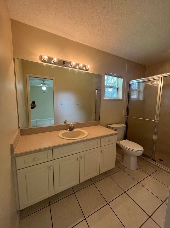 Building Photo - Welcome to this beautiful 3-bedroom, 2-bat...