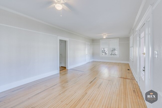 Building Photo - Central Location, Hardwood Floors, Recently Updated
