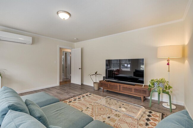 Building Photo - Alta Heights Beautifully Renovated Cottage