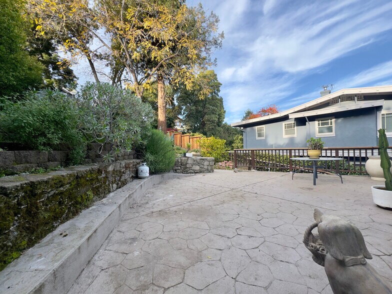 Building Photo - 645 Jean St