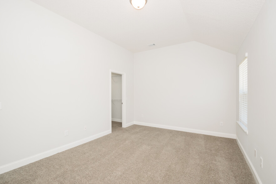 Building Photo - 135 Sugarberry Cir