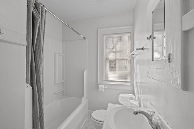 Building Photo - Spacious 5-Bed Home with Front Porch, Deck...