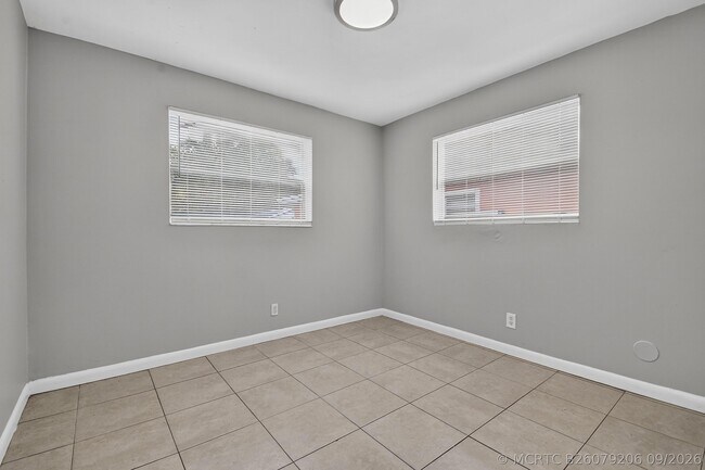 Building Photo - 1037 W 28th St
