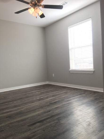 Building Photo - 550 N Greylag Way