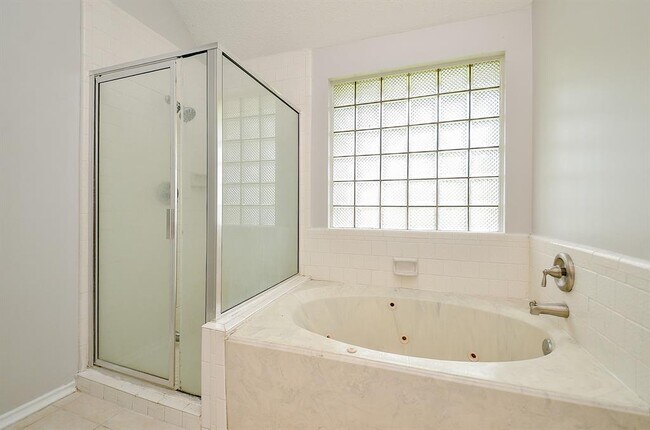 Building Photo - 1206 Green Knoll Dr