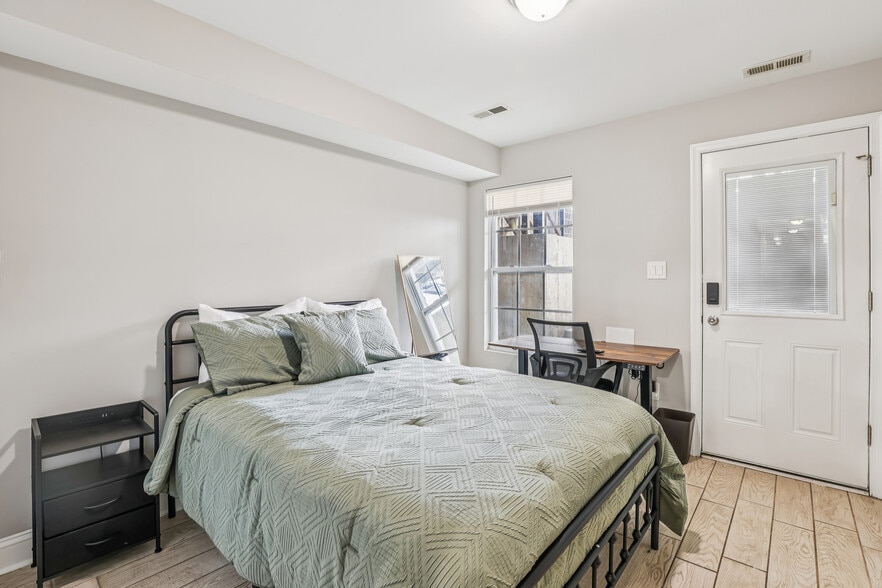 Primary Photo - 1332 Levis St NE