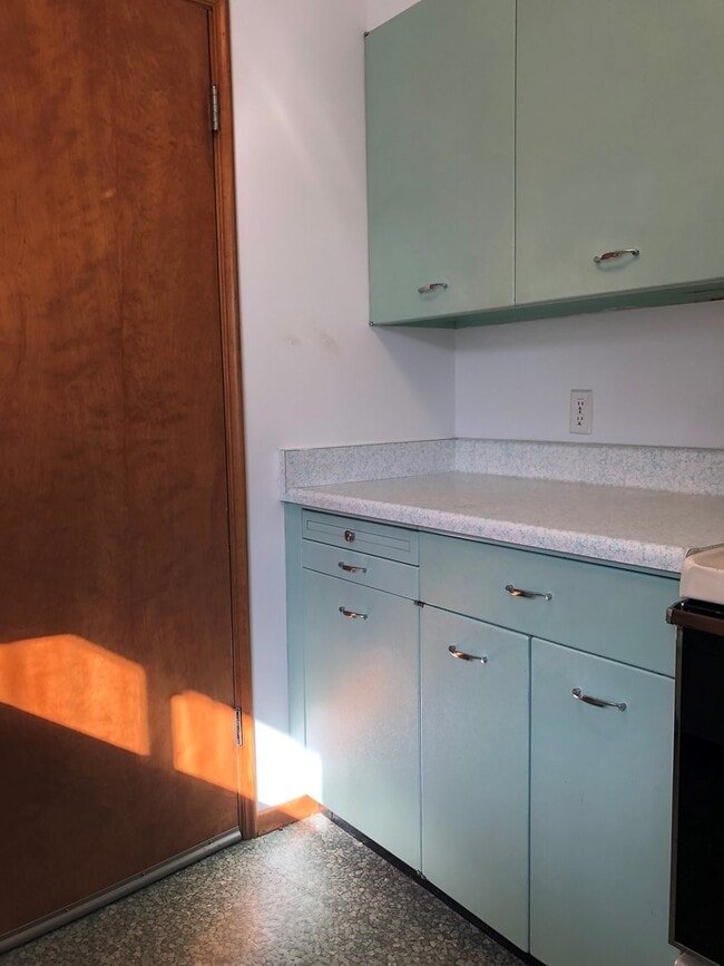 Building Photo - 2 Bed Mid-Century House w/ Garage & Fenced...