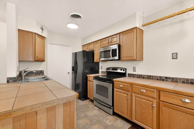 Building Photo - 6500 Martin Ct NE