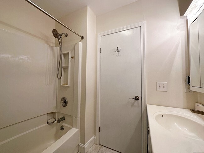 Building Photo - 18 Inglenook Dr