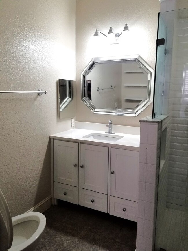 Building Photo - Updated 1x1 Sunroom, updated kitchen, bath...