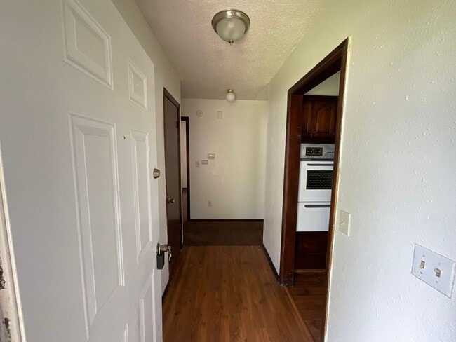 Building Photo - 3 bed, 1 1/2 bath, 2 car garage