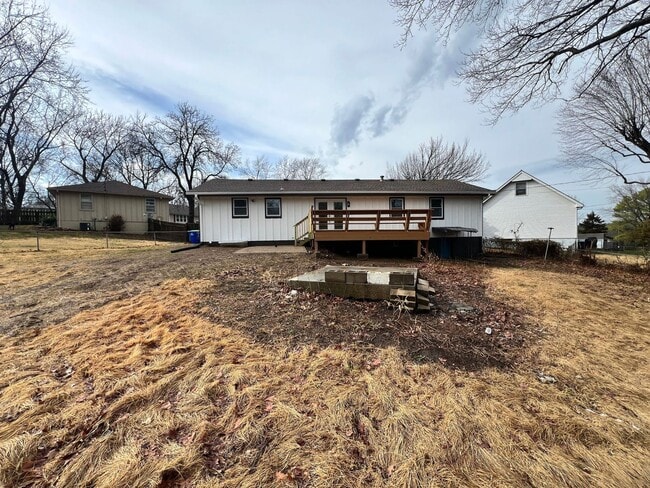 Building Photo - Move-In Ready 6-Bedroom Home in Raytown