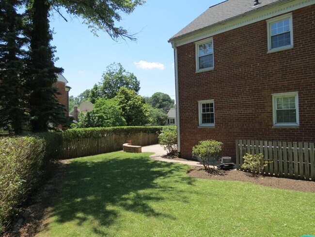 Building Photo - 9603 Evergreen St