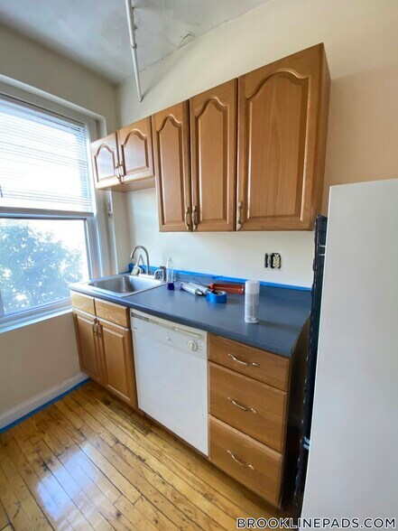 Building Photo - 352 Riverway