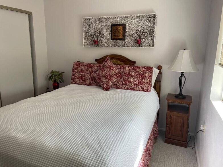 Comfy Queen size mattress - 5921 E Boston St