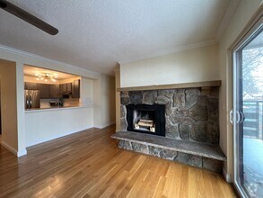 Building Photo - Light drenched 2 bed/2 bath Gunbarrel Cond...