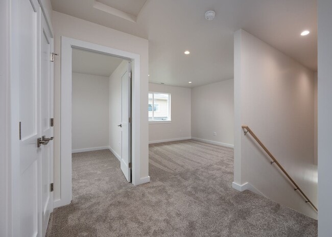 Building Photo - Stunning 4 bed, 3 bath - Corner Lot