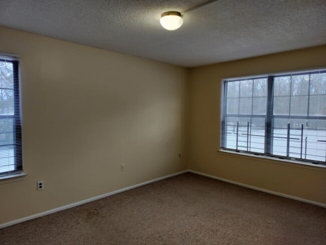 Building Photo - 19 Mendrey Ct