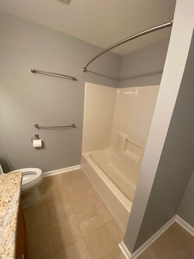 Building Photo - Beautiful 3 BR End Unit Townhouse in Summit Hills!