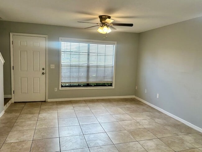 Building Photo - Cozy 2 Bedroom 2.5 Bath Two Story Condo