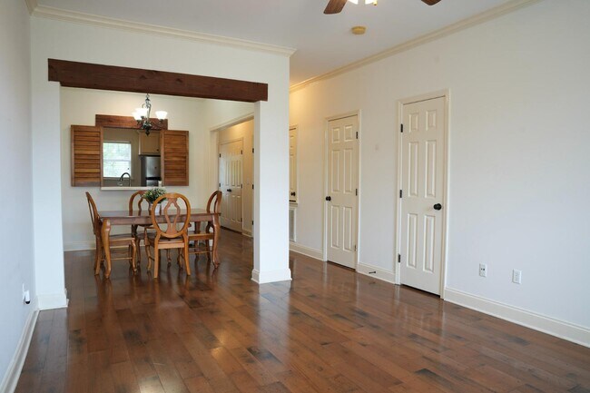 Building Photo - 2206 Anderson Rd