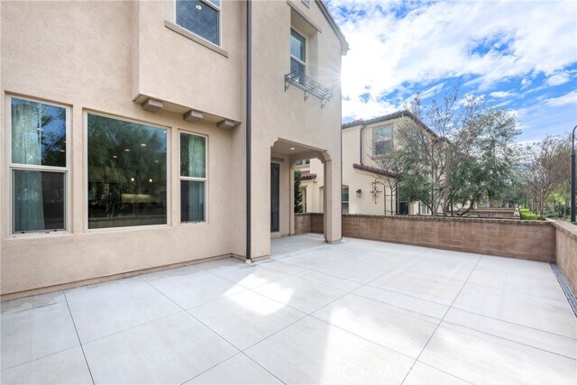 Building Photo - 18 Prominence