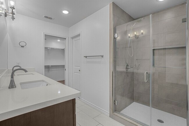 Building Photo - 9916 Bijan Dr