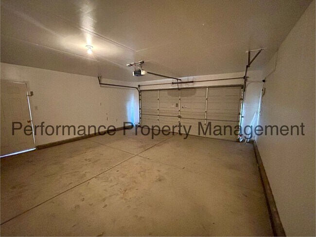 Building Photo - Stunning 3 Bed/2 Bath NW Bakersfield Home ...