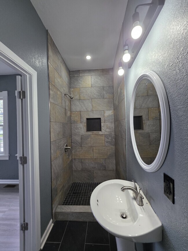 Building Photo - 307 E Pembroke Ave