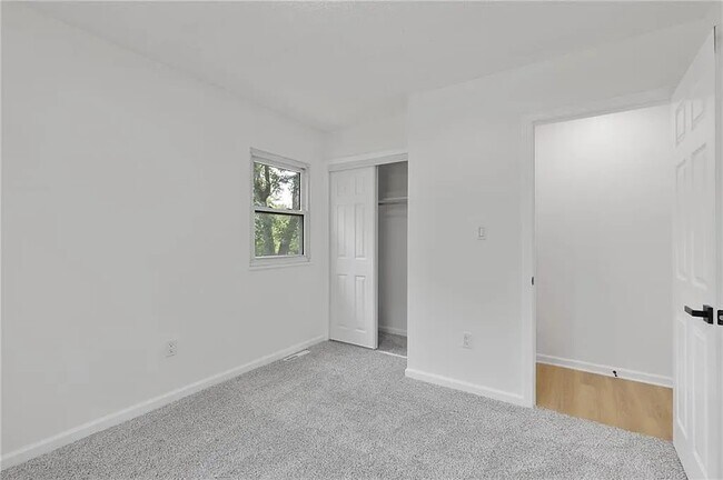 Building Photo - 804 S Montclaire Dr