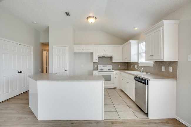 Building Photo - Updated home in South Lubbock!