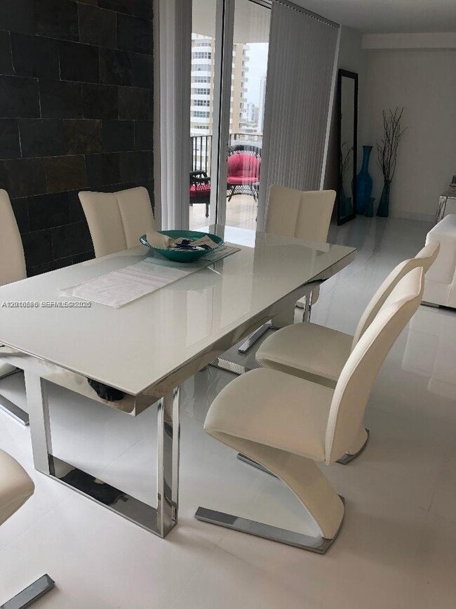 Building Photo - 2030 S Ocean Dr