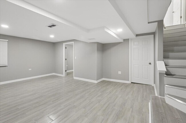 Building Photo - 322 Maple Ln