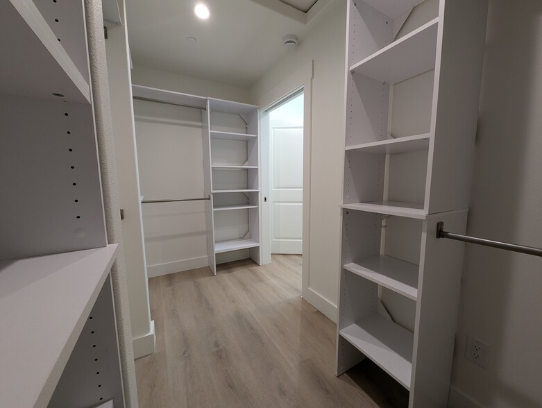 Walk-in Closet - 1662 Lilac Dr