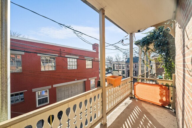 Building Photo - Spacious 4 Bedroom on Cumberland St