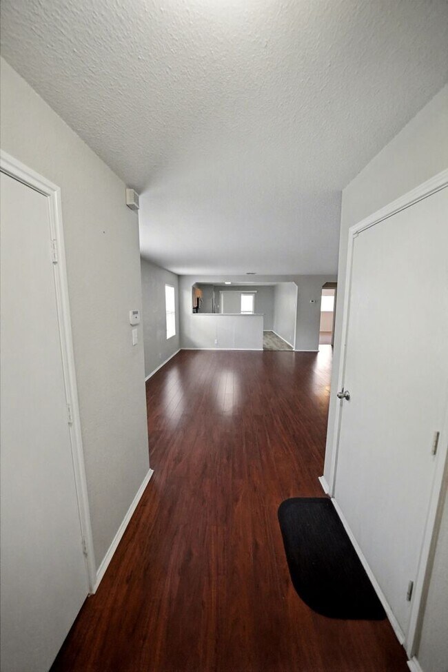 Building Photo - Beautiful 4-Bedroom Home in Bulverde Villa...